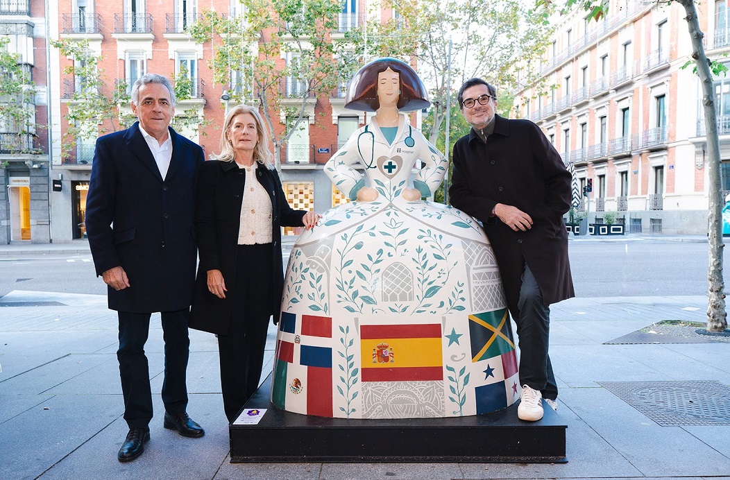 Juan José Hernández Rubio, presidente de Hospiten, Diana Cobiella Beauvais, consejera de Hospiten y Antonio Azzato, creador del proyecto Meninas Madrid Gallery}