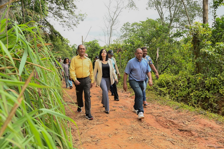 Los 32 senadores y el Obispo Emérito piden al presidente Luis Abinader la construcción de carretera Sabaneta