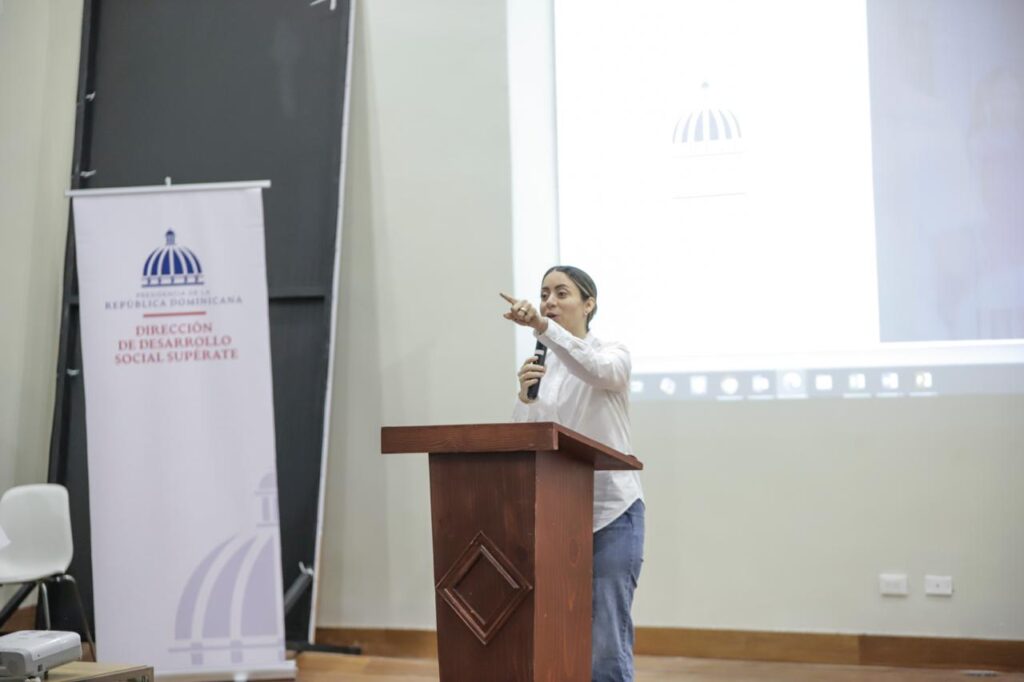 La imagen actual no tiene texto alternativo. El nombre del archivo es: Comunitarios-de-Azua-agradecen-al-Gobierno-la-inversion-de-mas-de-RD-5700.000.000-en-5-anos-en-la-provincia-.jpg