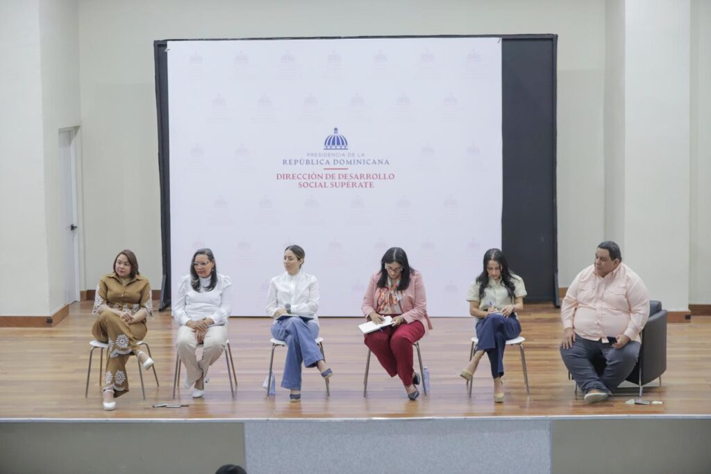 La imagen actual no tiene texto alternativo. El nombre del archivo es: Comunitarios-de-Azua-agradecen-al-Gobierno-la-inversion-de-mas-de-RD-5700.000.000-en-5-anos-provincia.jpg