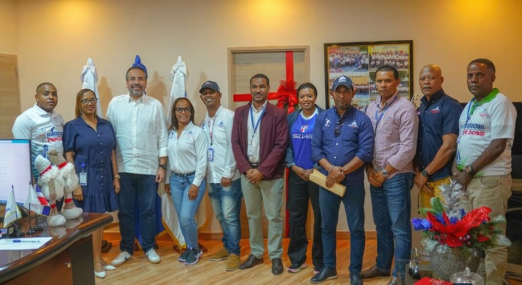 El director INEFI, Alberto Rodríguez, recibió en su despacho a un equipo de técnicos docentes que ratificó su integración de manera activa a la ejecución y fortalecimiento de la agenda INEFI