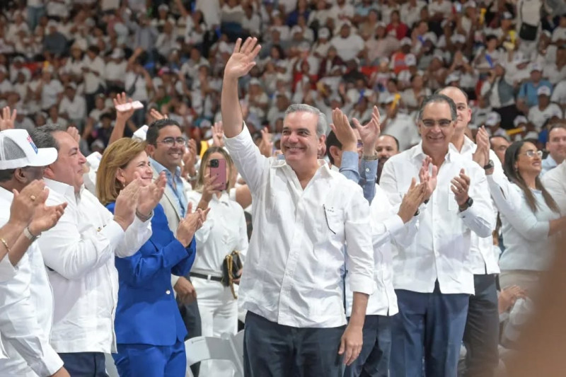 El entonces candidato presidencial Luis Abinader asiste a una juramentación del movimiento Salud con Luis. En el fondo, Santiago Hazim.Externa