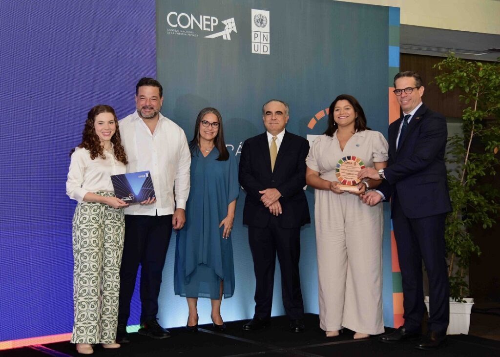 La imagen actual no tiene texto alternativo. El nombre del archivo es: Entrega-reconocimiento-Fundacion-Cap-Cana-baja-1.jpeg