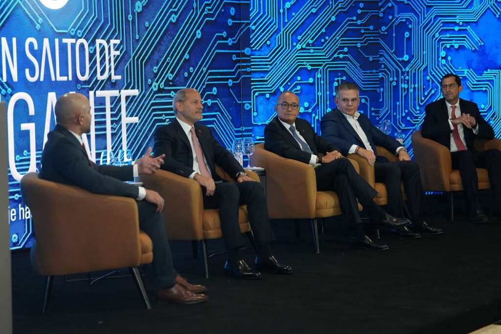 La imagen actual no tiene texto alternativo. El nombre del archivo es: Felix-Baez-Carlos-Cueto-Juan-Lehoux-Pedro-Brache-y-Roberto-Herrera.El-panel-reunio-a-lideres-empresariales-y-tecnologicos-para-debatir-sobre-innovacion-y-transforma.jpg