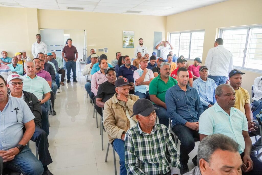 La imagen actual no tiene texto alternativo. El nombre del archivo es: Gobierno-entrega-21300-quintales-de-fertilizantes-por-valor-de-RD46.4-mm-a-productores-para-rehabilitar-plantaciones-de-cafe-y-musaceas.jpeg