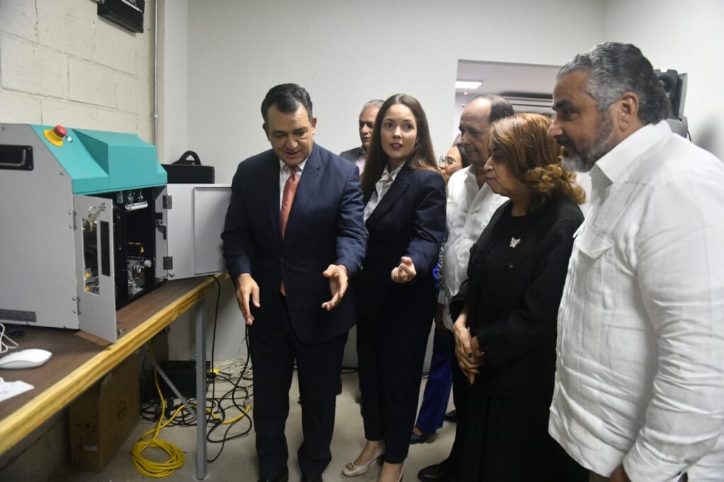 La imagen actual no tiene texto alternativo. El nombre del archivo es: JCE-inicia-calibracion-y-personalizacion-de-primeras-maquinas-que-imprimiran-nueva-cedula.jpeg