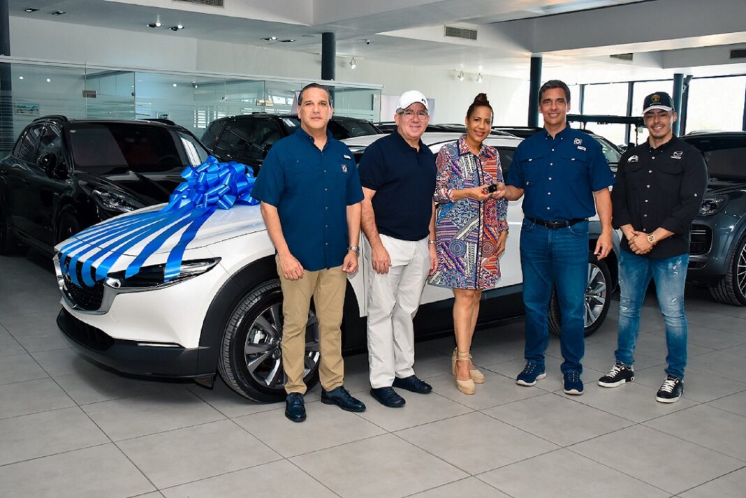 La señora Pascuala Herrera recibe la llave de su vehículo adquirido en la Autoferia Popular. Le acompañan, los señores Leonte Brea, Kiko Cabrera, Francisco Ramírez y Arturo Castillo