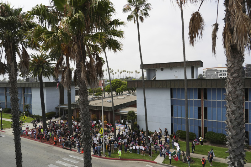 Manifestantes protestan contra las recientes redadas de inmigración el viernes 11 de julio de 2025 en Oxnard, CaliforniaJae C. Hong -AP Foto de archivo