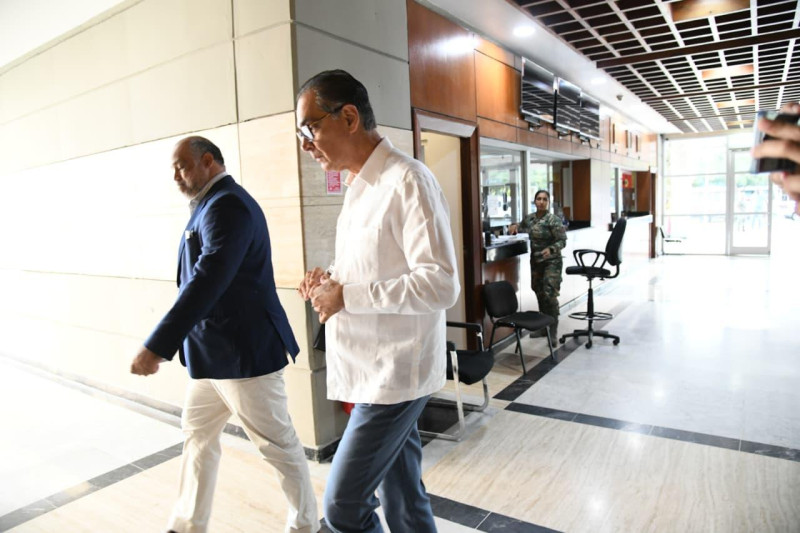 Santiago Hazim y su abogado Miguel Valerio dentro del edificio de la Procuraduría General de la RepúblicaGlauco Moquete