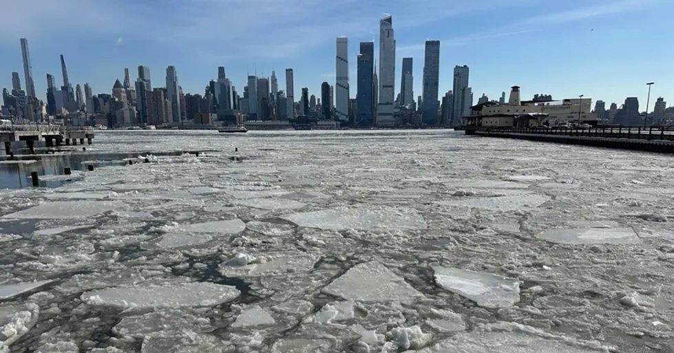 Caudaloso, profundo y navegable río Hudson NY sigue congelado