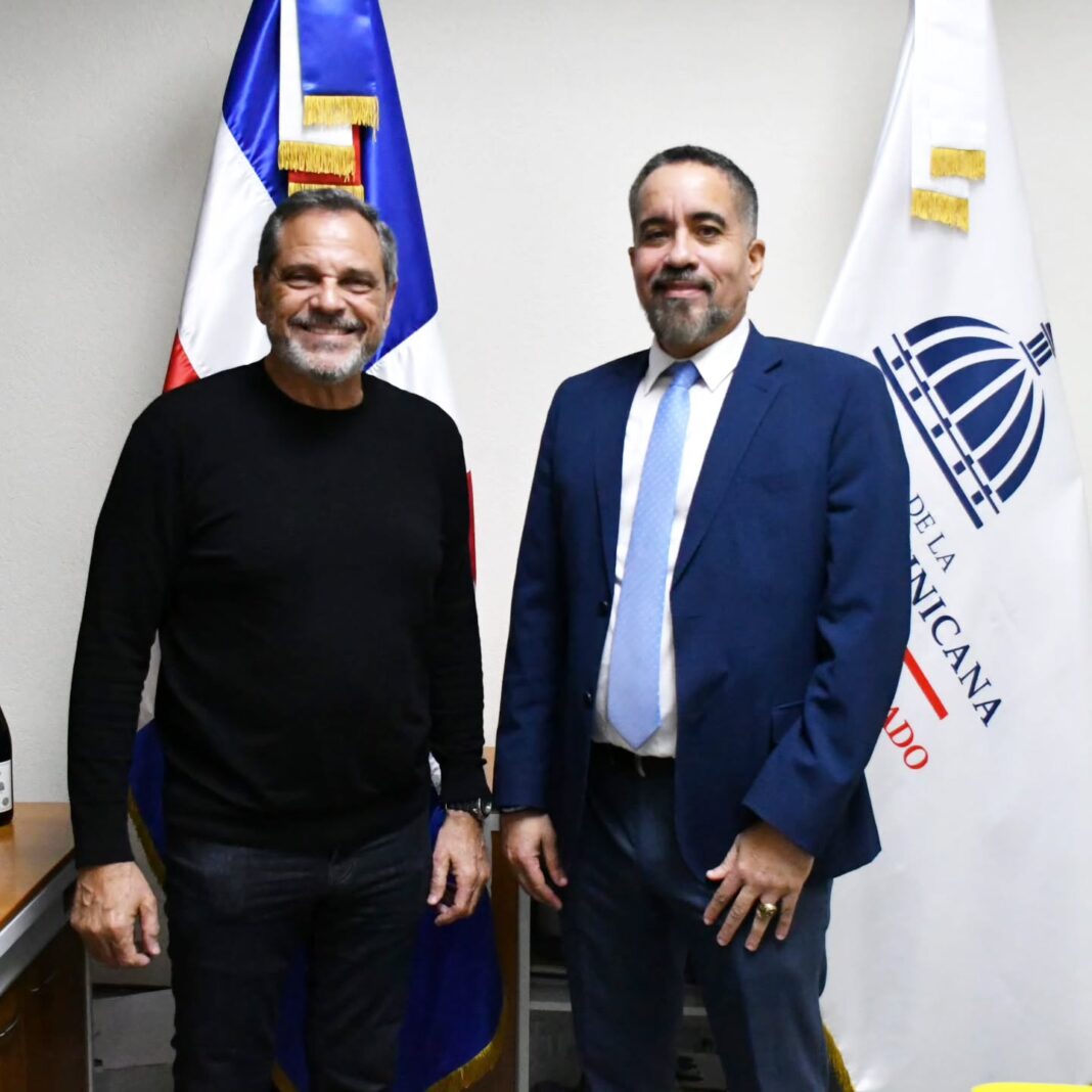 El Comisionado de Béisbol, Junior Noboa junto al investigador Publio Peláez