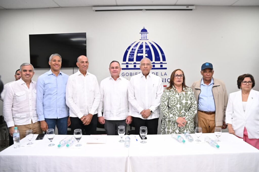 La imagen actual no tiene texto alternativo. El nombre del archivo es: Juramentan-directores-regionales-de-La-Vega-y-Santiago.jpeg