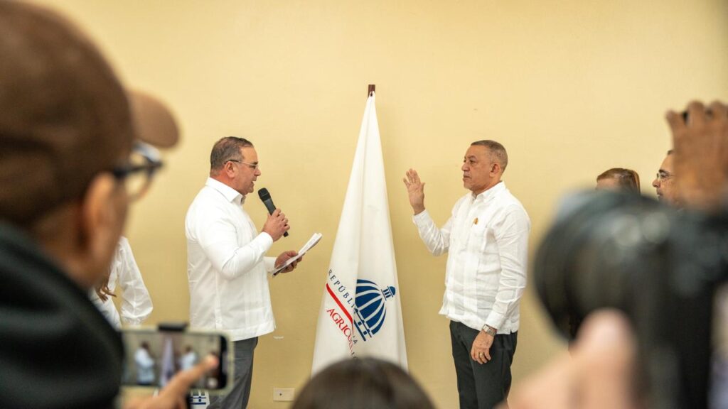 La imagen actual no tiene texto alternativo. El nombre del archivo es: Juramentan-nuevos-directores-regionales-La-Vega-y-Santiago.jpeg