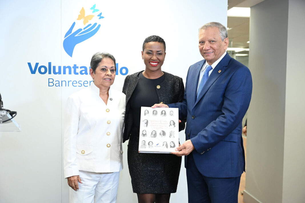 La doctora Carmen Alicia Quijano de Aguilera, presidenta del Voluntariado Banreservas, y el doctor Leonardo Aguilera, presidente