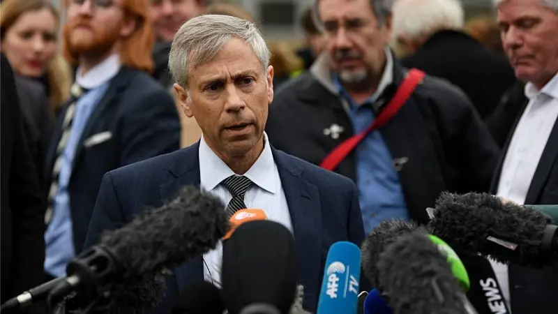 Pollack en Londres durante las audiencias en el caso de Assange.