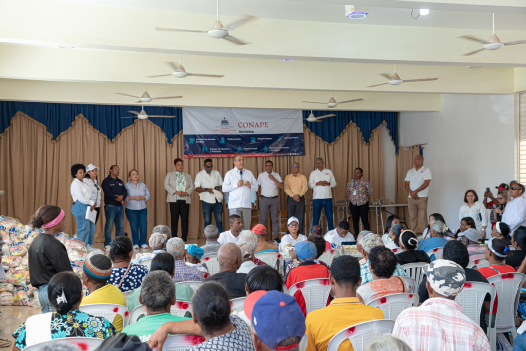 La imagen actual no tiene texto alternativo. El nombre del archivo es: Dr.-Demetrio-Vicente-se-dirige-a-los-adultos-mayores.png