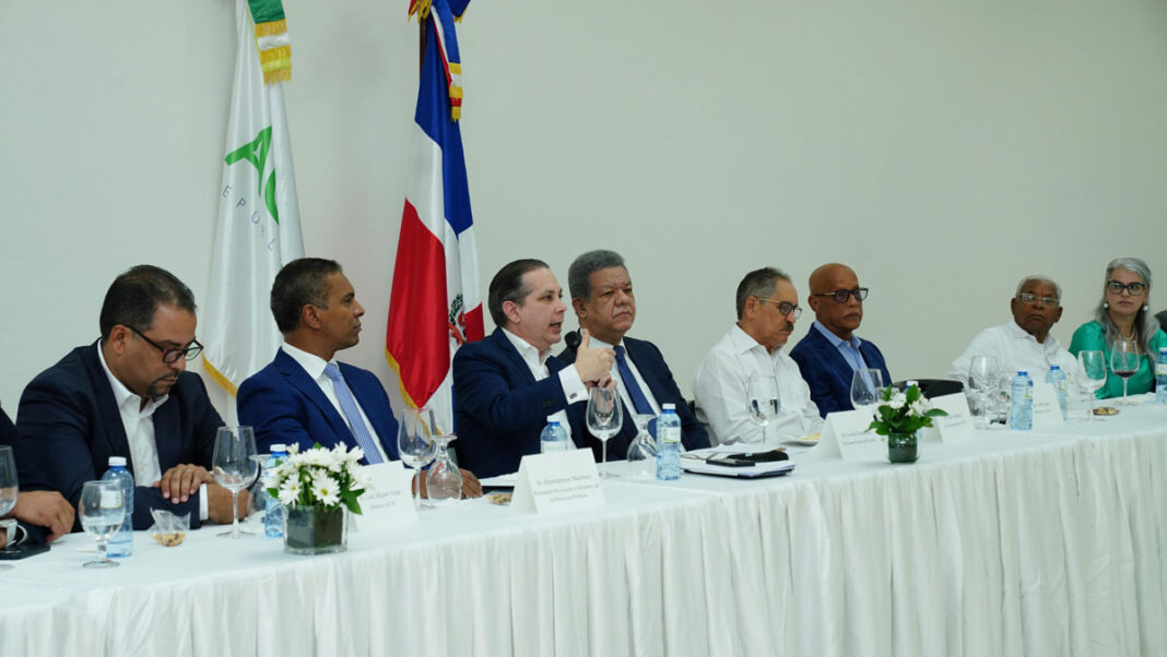 Leonel-se-reúne-con-industriales-y-comerciantes-en-Santiago,-iniciando-así-agenda-3-días-en-la-provincia