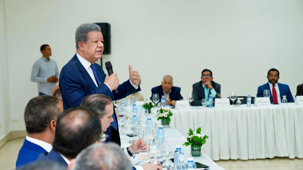 La imagen actual no tiene texto alternativo. El nombre del archivo es: Leonel-se-reune-con-industriales-y-comerciantes-en-Santiago-iniciando-asi-agenda-de-3-dias-en-la-provincia.jpg