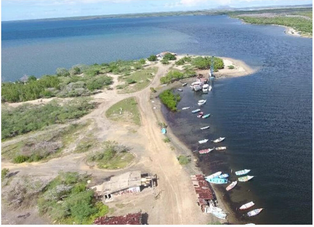 La imagen actual no tiene texto alternativo. El nombre del archivo es: Vista-aerea-de-pequenas-embarcaciones-que-realizan-actividades-de-pesca-en-la-franja-de-Estero-Balsa.jpg