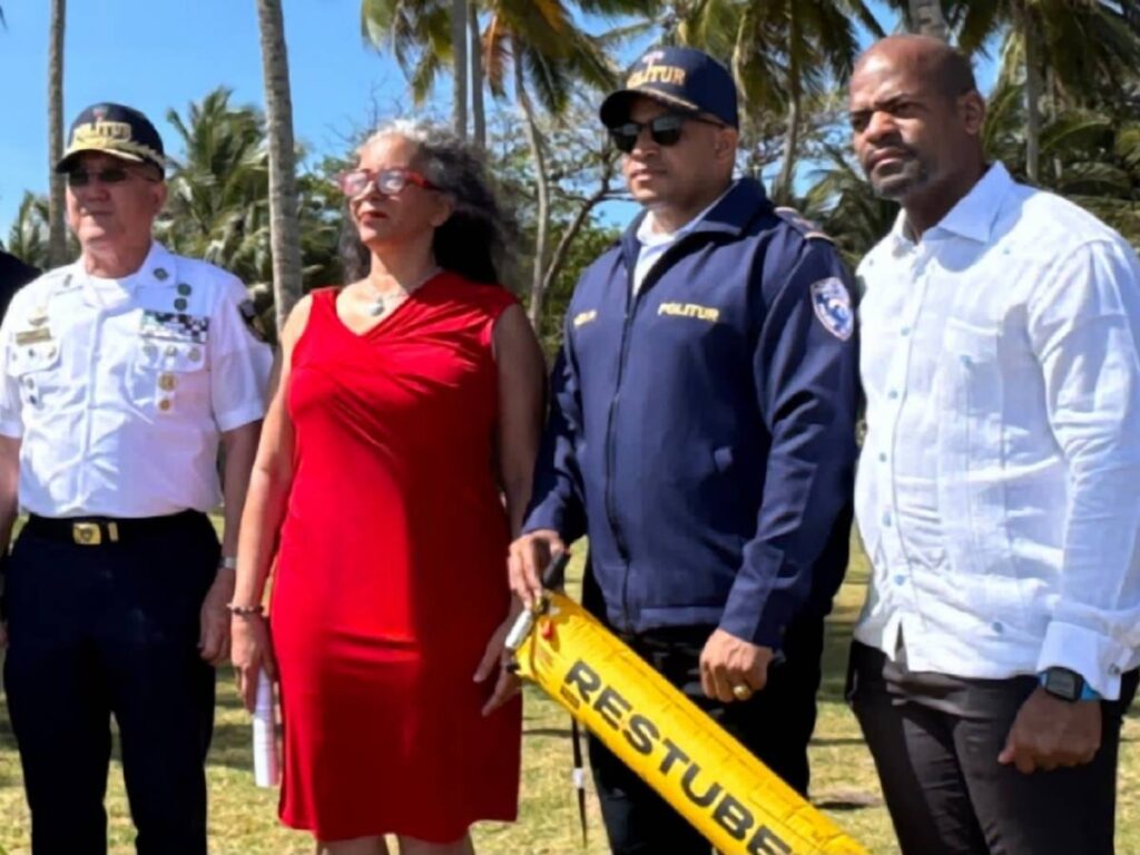La imagen actual no tiene texto alternativo. El nombre del archivo es: El-General-Minoru-Matsunaga-Matsunaga-director-Central-de-la-Policia-de-Turismo-POLITUR-RD-junto-a-Patricia-Hiraldo-presidente-de-Happy-Dolphins-DR.jpg