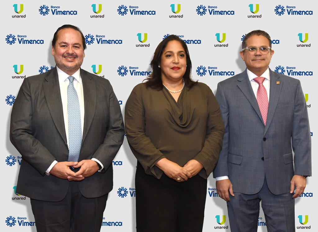 La imagen actual no tiene texto alternativo. El nombre del archivo es: Jesus-Cornejo-Karina-Breton-y-Kelvin-Fernandez.jpg