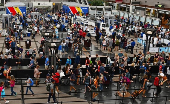 Largas filas en aeropuertos EE. UU. por falta personal TSA (3)