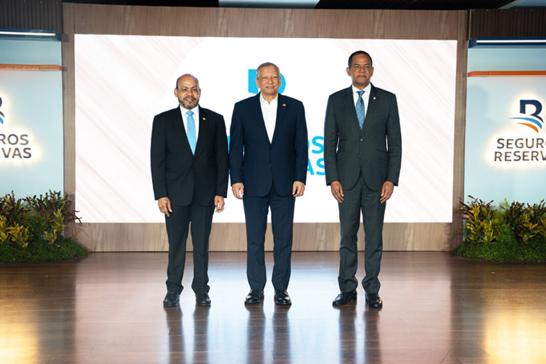 Luis Valdez Veras, vicepresidente ejecutivo de Seguros Reservas; Leonardo Aguilera, presidente ejecutivo de Banreservas; y Julio César Valentín
