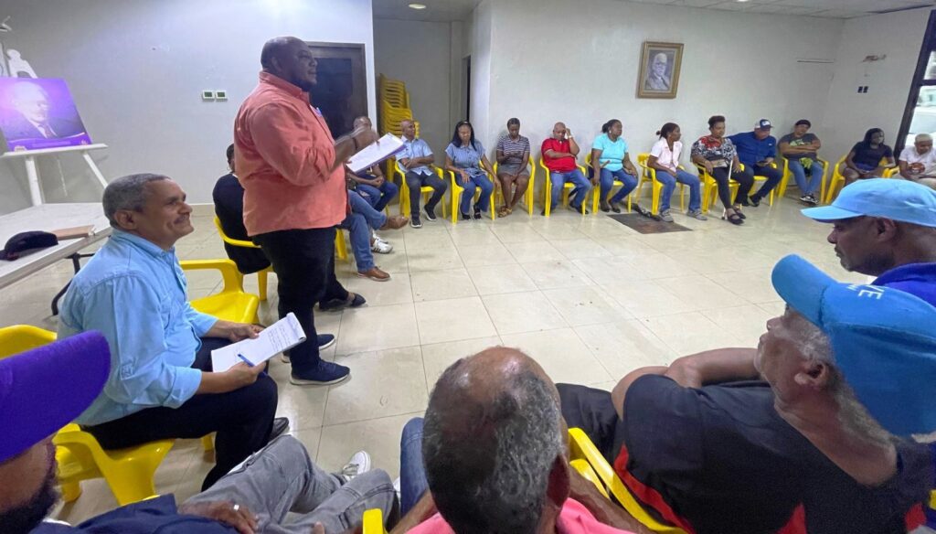La imagen actual no tiene texto alternativo. El nombre del archivo es: PLD-se-reune-con-los-Comunitarios-de-la-C.E.-3-del-DN.jpg