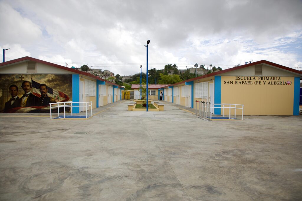 La imagen actual no tiene texto alternativo. El nombre del archivo es: Presidente-Abinader-inaugura-escuela-primaria-para-mas-de-800-estudiantes-Los-Guandules-scaled.jpeg