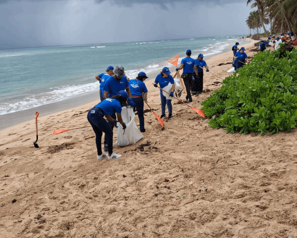 La imagen actual no tiene texto alternativo. El nombre del archivo es: Realizan-jornada-limpieza-en-la-playa-Uvero-Alto-Punta-Cana.png