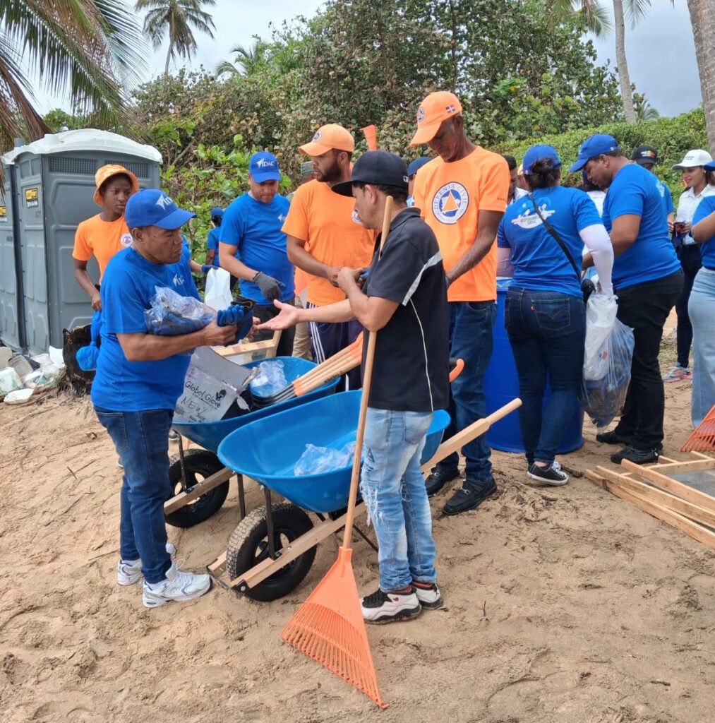 La imagen actual no tiene texto alternativo. El nombre del archivo es: Realizan-jornada-limpieza-la-playa-Uvero-Alto-Punta-Cana.jpeg