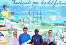 Director provincial de deportes MIDEREC-Santiago entrega utilería para jugar béisbol