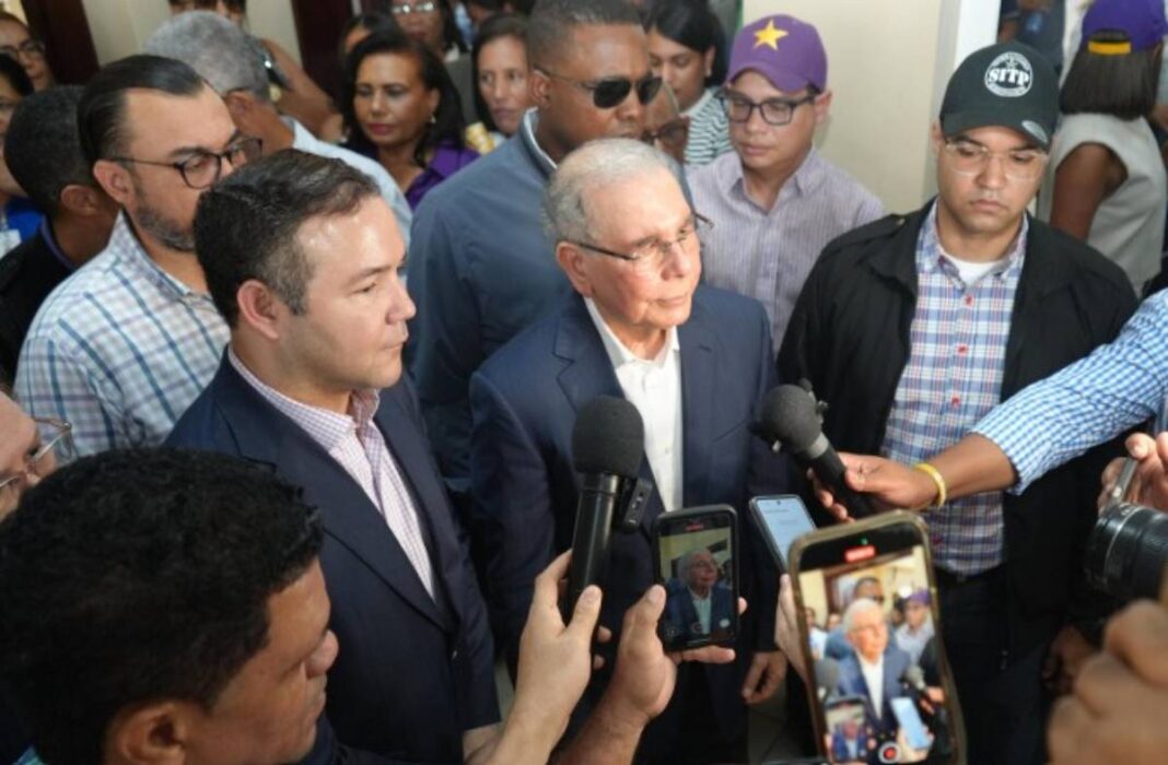Encuentro de Danilo Medina y Johnny Pujols con asociaciones campesinas