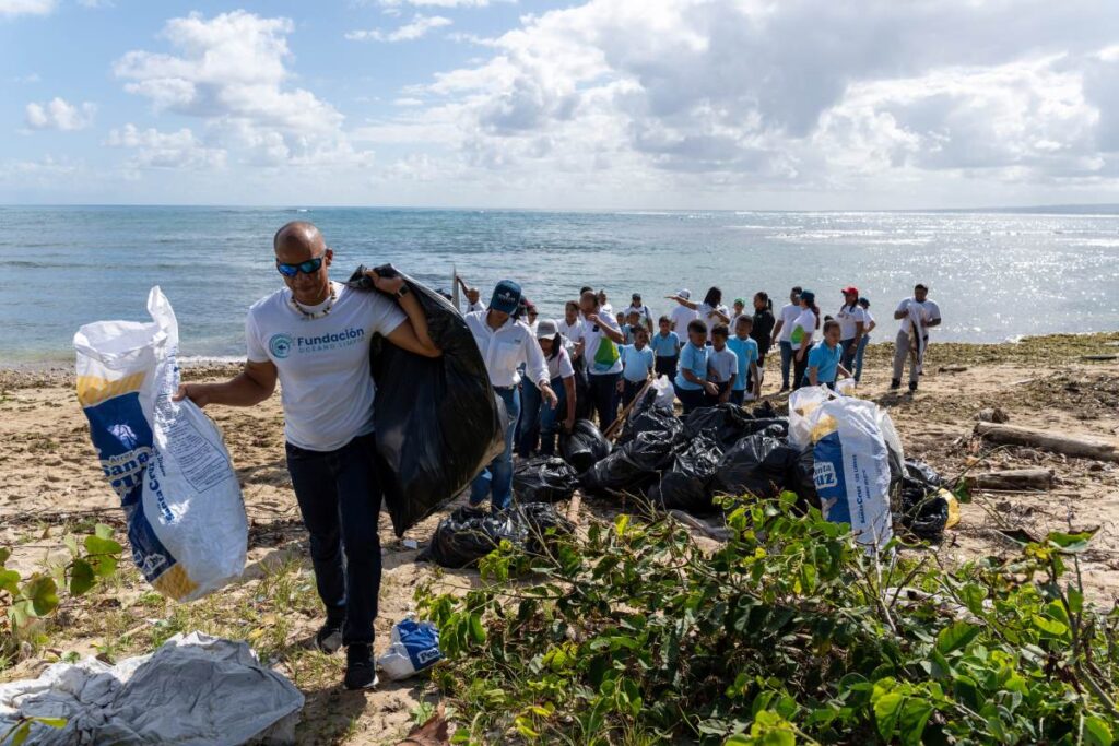 La imagen actual no tiene texto alternativo. El nombre del archivo es: Hodelpa-Hospitality-realiza-jornada-limpieza-de-playa-en-Puerto-Plata-por-el-Dia-Mundial-del-Agua.jpg