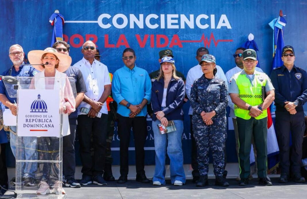 La ministra Gloria Reyes junto al general Juan Manuel Méndez, en el lanzamiento de Semana Santa Conciencia por la Vida del COE