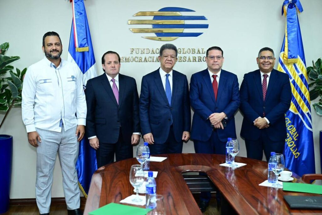 La imagen actual no tiene texto alternativo. El nombre del archivo es: Leonel-valora-dialogo-cordial-y-respetuoso-comision-oficial-y-sostiene-que-los-sacrificios-debe-asumirlos-el-Gobierno-y-ser-comunicados-con-transparencia.jpg