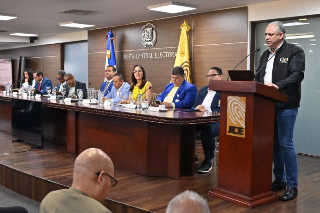 La imagen actual no tiene texto alternativo. El nombre del archivo es: Mesa-tecnica-de-la-JCE-trata-avances-de-cedulacion-a-nivel-local-y-en-el-exterior-con-organizaciones-politicas.jpg