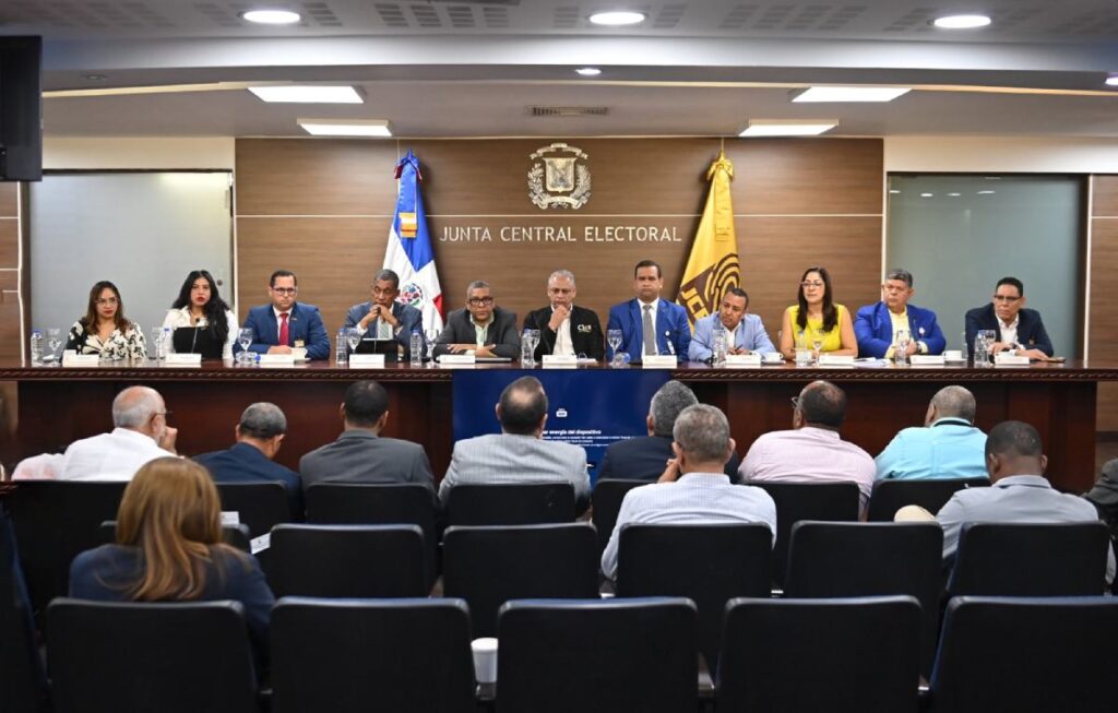 La imagen actual no tiene texto alternativo. El nombre del archivo es: Mesa-tecnica-de-la-JCE-trata-avances-de-cedulacion-nivel-local-y-en-el-exterior-con-organizaciones-politicas.jpg