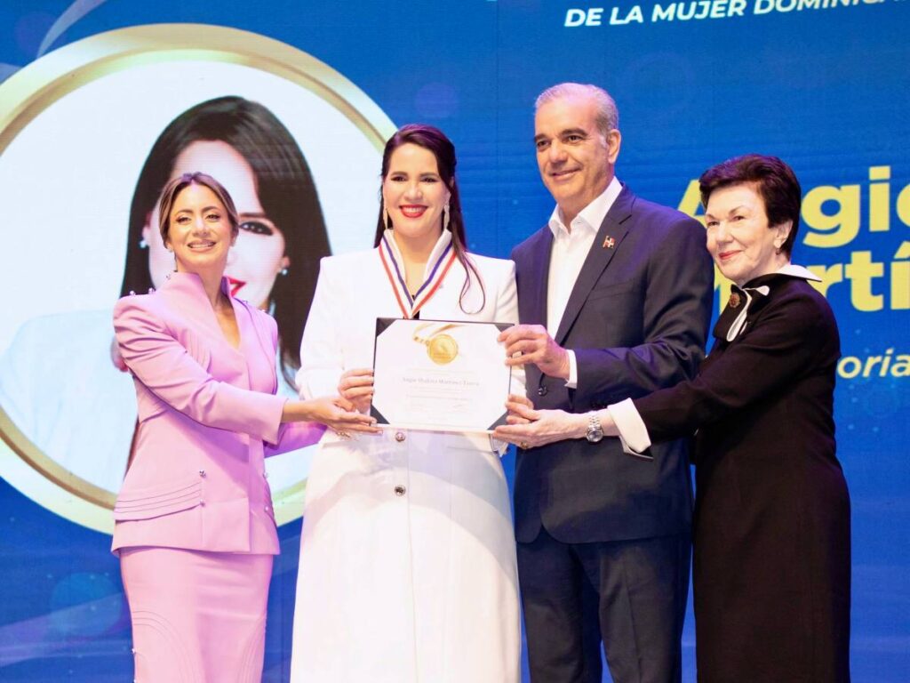 La imagen actual no tiene texto alternativo. El nombre del archivo es: Poder-Ejecutivo-reconoce-a-Angie-Martinez-la-Medalla-al-Merito.jpg