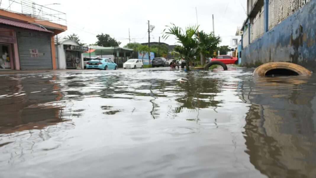 Suben a 30 mil los desplazados por lluvias en Dominicana