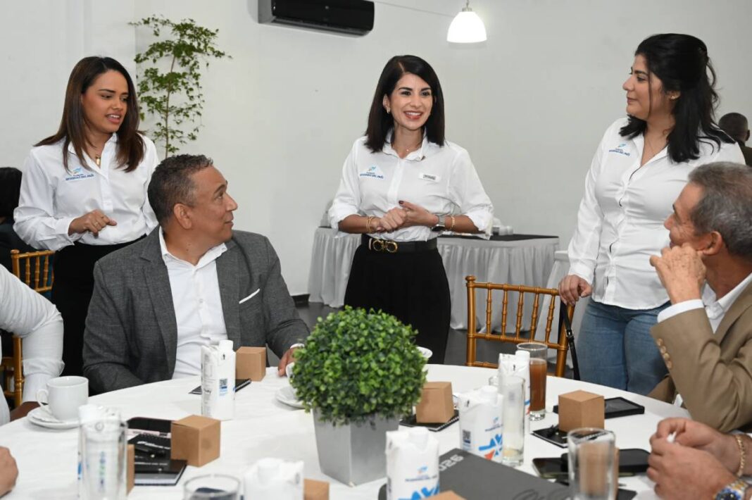 Yamily Alina López, vicepresidenta ejecutiva de la Fundación Reservas del País, junto a ejecutivas de la institución, en un encuentro con cooperativas y asociaciones aliadas de la zona Sur