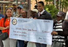 Congresista Torres ilumina edificios residen 1,915 personas en 7 edificios de 16 pisos ca uno en El Bronx