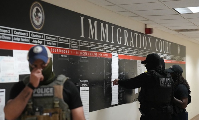 Dominicanos NYC aplauden juez federal haya prohibido ICE detener personas acudan a citas en edificios inmigración... (1)