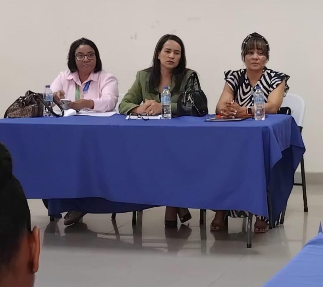 Elizabeth Báez, procuradora fiscal titular de Villa Altagracia, Rosa Castillo, representante del Ministerio de la Mujer y de Carmen Lidia Castro, del Conani