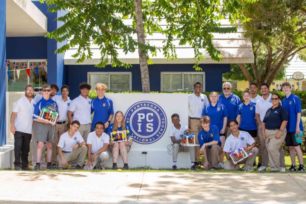 La imagen actual no tiene texto alternativo. El nombre del archivo es: Estudiantes-Puntacana-International-School-fortalecen-habilidades-en-robotica-submarina.jpg