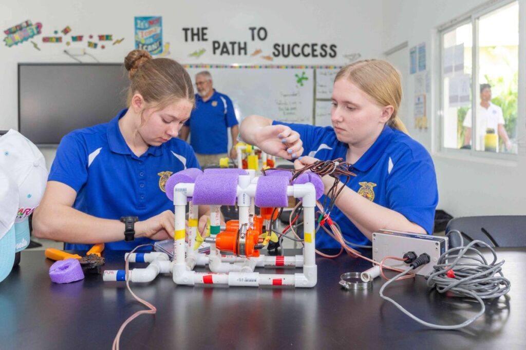 La imagen actual no tiene texto alternativo. El nombre del archivo es: Estudiantes-del-Puntacana-International-School-fortalecen-habilidades-en-robotica-submarina.jpg