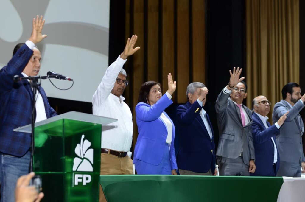 La imagen actual no tiene texto alternativo. El nombre del archivo es: FP-juramenta-Directivas-del-DN-y-proclama-nueva-etapa-organizativa-15-3000.jpg