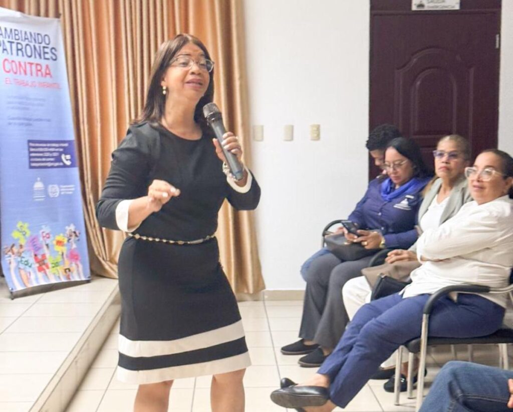 La imagen actual no tiene texto alternativo. El nombre del archivo es: Fiscalia-y-Conani-imparten-charla-sobre-prevencion-del-abuso-infantil-Santiago-Rodriguez.jpg