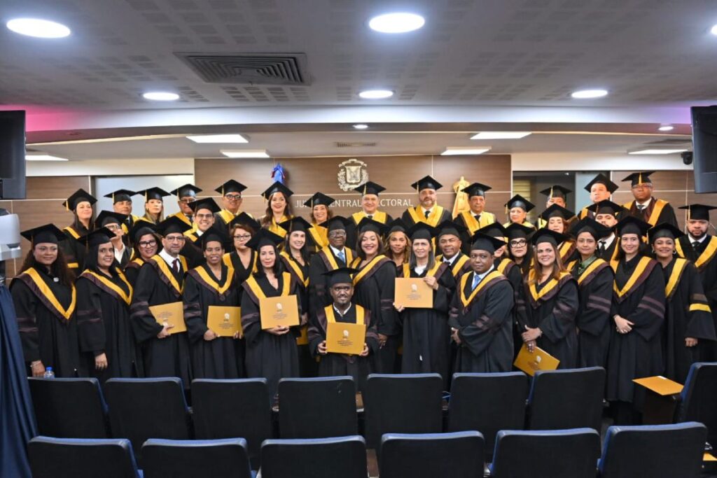 La imagen actual no tiene texto alternativo. El nombre del archivo es: JCE-IESPEC-celebra-primera-graduacion-ordinaria-Especialidad-en-Administracion-Politica-Electoral-y-anuncia-Catedra-Magistral-Abigail-Mejia.jpg
