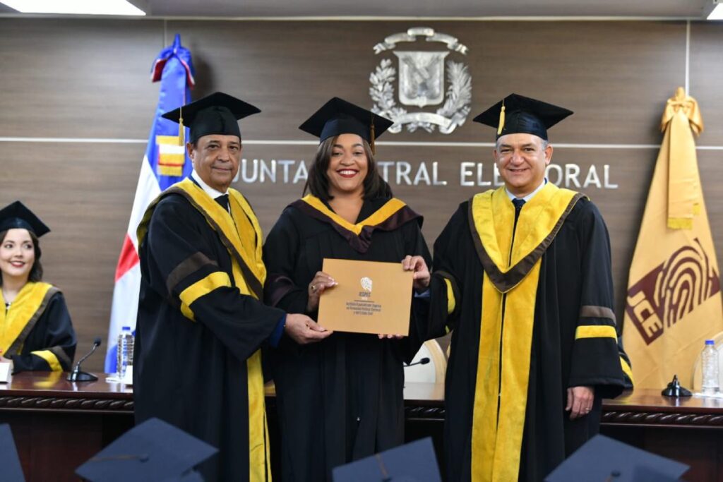 La imagen actual no tiene texto alternativo. El nombre del archivo es: JCE-IESPEC-celebra-primera-graduacion-ordinaria-de-Especialidad-en-Administracion-Politica-Electoral-y-anuncia-Catedra-Magistral-Abigail-Mejia.jpg